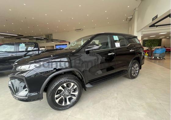 TOYOTA HILUX SW4 2.8 D-4D TURBO DIESEL SRX PLATINUM 7L 4X4 AUTOMÁTICO TOYOTA HILUX SW4 2.8 D-4D TURBO DIESEL SRX PLATINUM 7L 4X4 AUTOMÁTICO